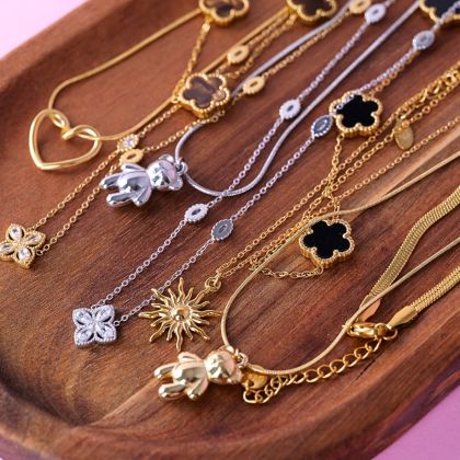 Náhrdelník s květy v hnědé barvě Stainless Steel - zlatý